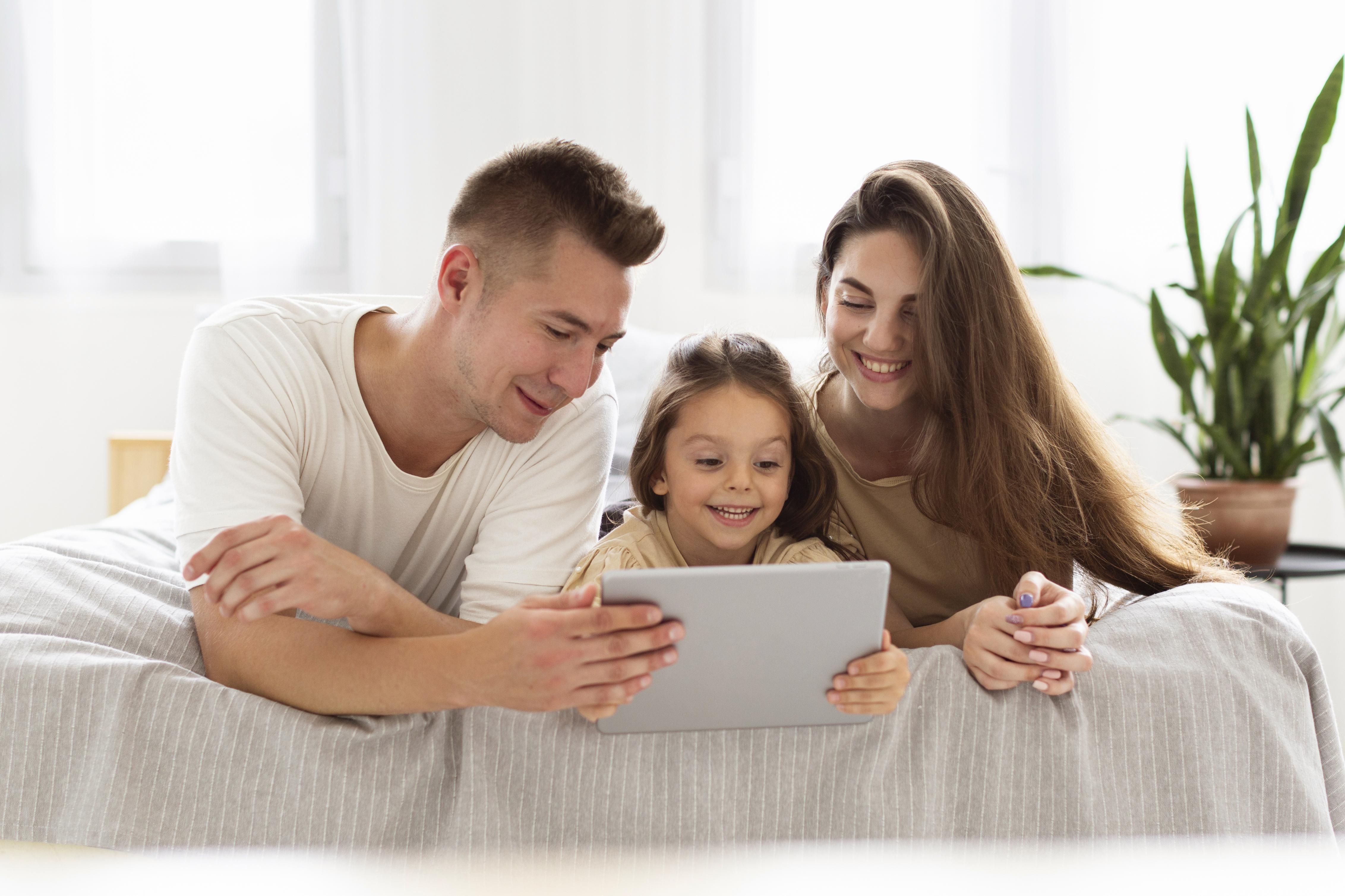 familia olhando um tablet